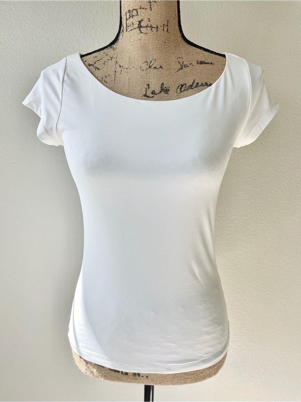 Tahari White Scoop Neck Short Sleeve Tee